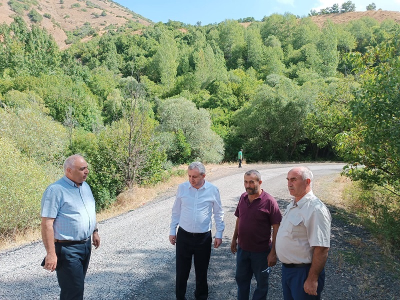 Yapımı devam eden asfalt çalışmaları yerinde denetlendi. 